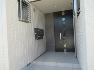 【エントランス】 | 落ち着いたエントランスです