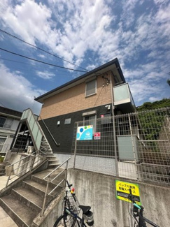 【外観】 | 横浜線「鴨居」駅まで徒歩5分の2階建てアパートです♪通勤通学はもちろん、お買い物やお出かけにもGood☆