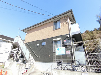 【外観】 | 横浜線「鴨居」駅まで徒歩5分！便利な立地の2階建てアパートです♪大型ショッピングセンター「ららぽーと横浜」も徒歩圏内♪