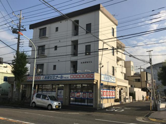 【外観】 | 最寄りバス停から徒歩2分！鉄筋コンクリート造の4階建てマンションです！雨の日の通勤やお出かけもバス利用でスムーズに♪スーパーも近くて便利な住環境です☆