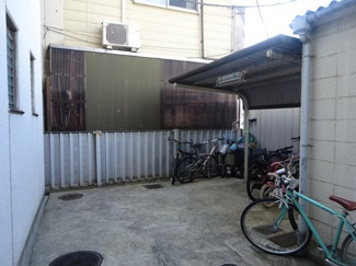 【その他共用部分】 | 屋根付きの駐輪場で雨が降っても大切な自転車が濡れなくてすみますね♪自転車はちょっとした移動手段に便利ですよ！