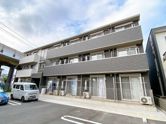【外観】 | 京王相模線「京王稲田堤」駅・JR南武線「稲田堤」駅まで徒歩4分！2駅2沿線利用可能で便利な立地の3階建てアパートです♪