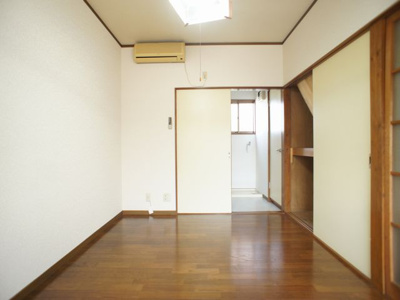 【居間・リビング】 | レジデンス吉原 | 快適に過ごせるエアコンが付いています♪