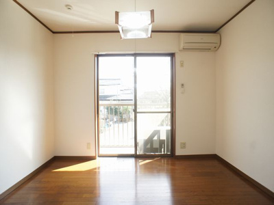 【居間・リビング】 | レジデンス吉原 | 快適に過ごせるエアコン付きです♪