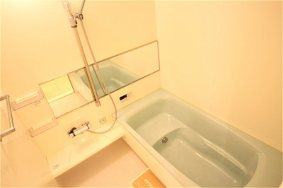 【浴室】 | インペリアルタナベ | 鏡付浴室♪水色のお洒落な湯舟です。