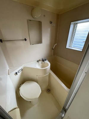 【浴室】 | カトウコーポ | ★窓付きの明るいバスルームです★