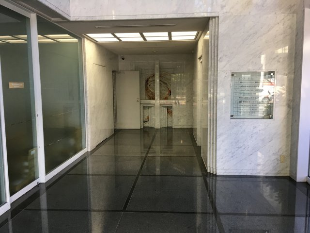C－５ビルのエントランス