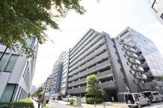 【外観】 | 南東向き・角部屋につき陽当り・通風良好。廊下側も人通りが少なくプライバシーを確保！