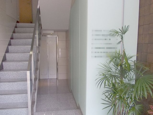 花岡ビルのエントランス