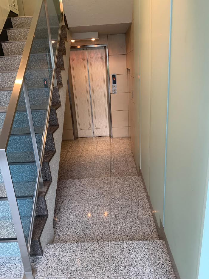 花岡ビルのエントランス