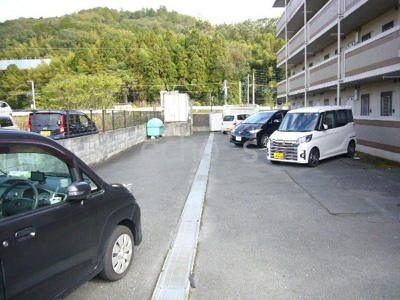 【駐車場】 | アローフィールドつどい | カースペースがあります