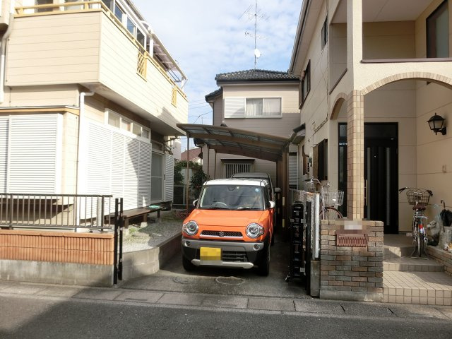 鴻巣市上谷の中古一戸建の駐車場|駐車スペースの写真です。2台駐車可能です。奥側にはカーポートがあります。