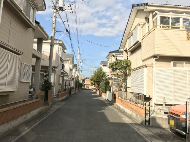 鴻巣市上谷の中古一戸建の前面道路含む現地写真|前面道路の写真です。物件は右側になります。
