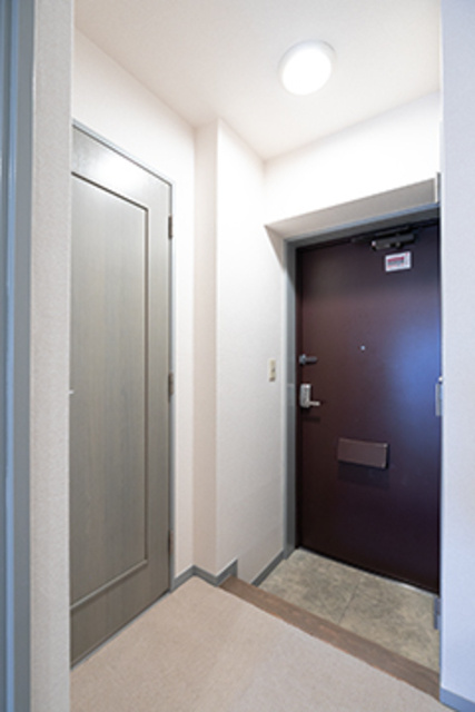 真成館ビルの玄関|※写真は同タイプの別室になります