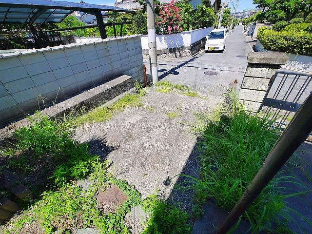 若葉台貸家の駐車場
