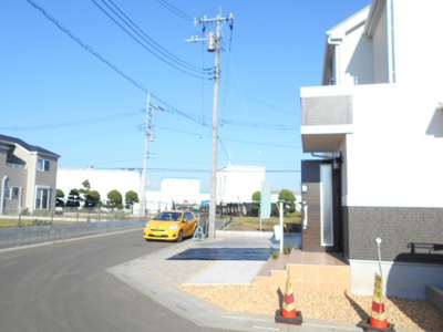 【前面道路含む現地写真】 | 春日部　東中野　全14棟　N号棟　90坪　角地 | 前面道路含む現地写真です。 2930から2430から2230万円に価格変更です。今でしょ。