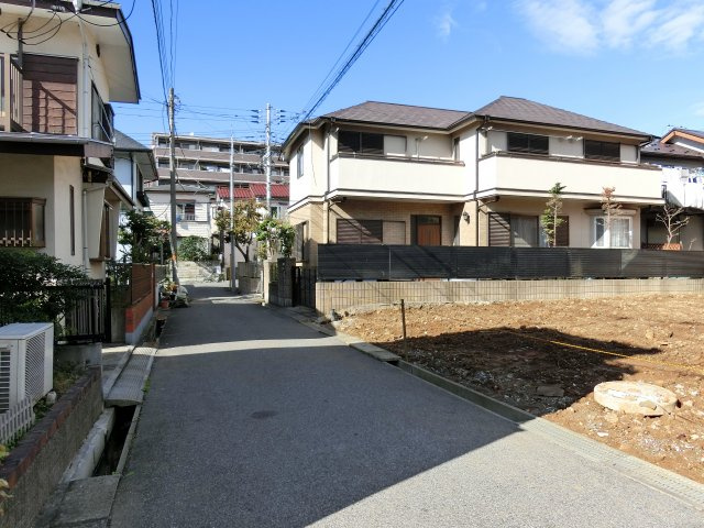 習志野市本大久保４丁目　売地　建築条件なし　約５０坪の整形地　更地の前面道路含む現地写真
