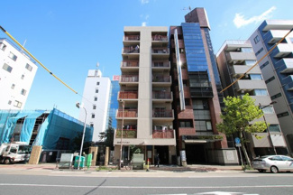 【外観】 | 竹内マンション　鶯谷駅から徒歩５分・入谷駅からも徒歩５分の好立地！上野駅へも徒歩９分で行けます！入谷口通り沿いの物件で夜道も安心です！鉄骨鉄筋コンクリート造の８階建てマンション！