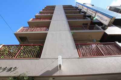 【外観】 | 竹内マンション | 竹内マンション　鶯谷駅から徒歩５分・入谷駅からも徒歩５分の好立地！上野駅へも徒歩９分で行けます！入谷口通り沿いの物件で夜道も安心です！鉄骨鉄筋コンクリート造の８階建てマンション！