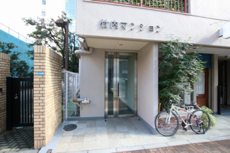 【エントランス】 | 竹内マンション　鶯谷駅から徒歩５分・入谷駅からも徒歩５分の好立地！上野駅へも徒歩９分で行けます！入谷口通り沿いの物件で夜道も安心です！鉄骨鉄筋コンクリート造の８階建てマンション！