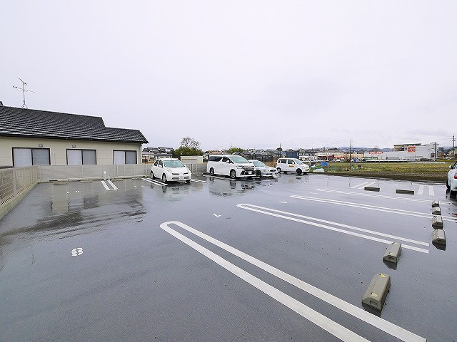 グランシャリオ瑠璃の駐車場