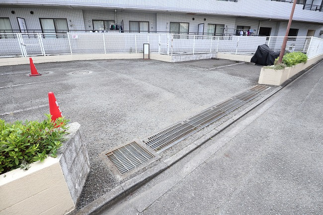 コスモ拝島の駐車場