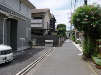 【周辺】 | ルグラニット(吉祥寺賃貸一戸建て) | スッキリとした前面道路