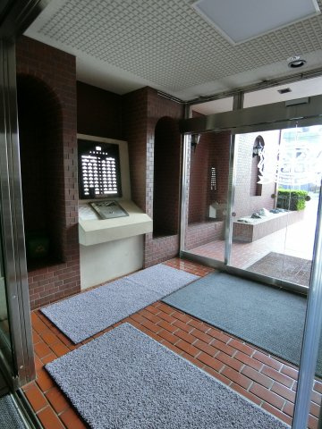 ライオンズマンション中央通のエントランス