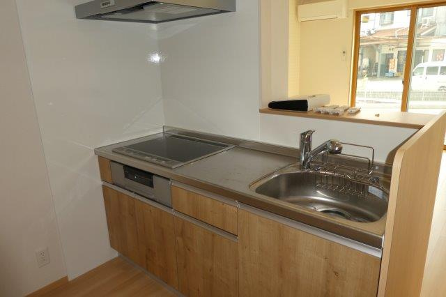 ジーヴォ浜町のキッチン|3口IHコンロ付きシステムキッチン