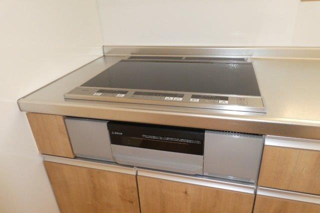 ジーヴォ浜町のキッチン|3口IHコンロ