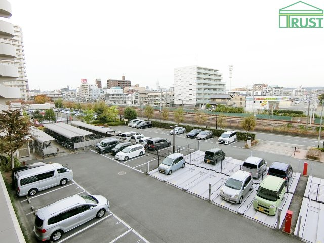 オーズタウンイーストスクエア　Ⅱ番館の駐車場