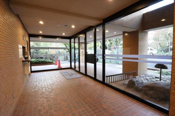 フジイチパークタワーズ　2階のエントランス