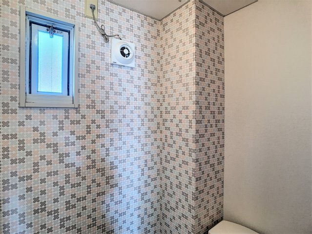 光の先に飛んでいきそうの内装|トイレの壁紙もオシャレです♪