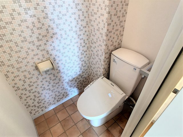 光の先に飛んでいきそうのトイレ|清潔感のあるトイレです