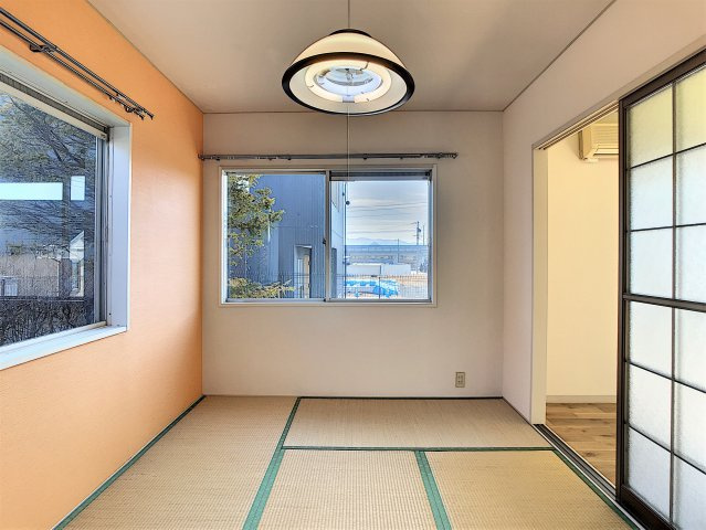 光の先に飛んでいきそうの和室|来客時にも便利な和室付き