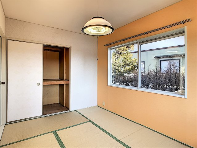 光の先に飛んでいきそうの和室