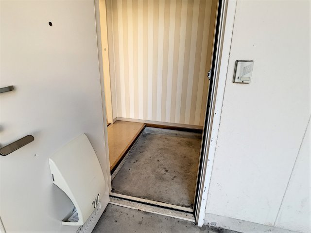 光の先に飛んでいきそうの玄関|ストライプの壁紙がオシャレな玄関です☆