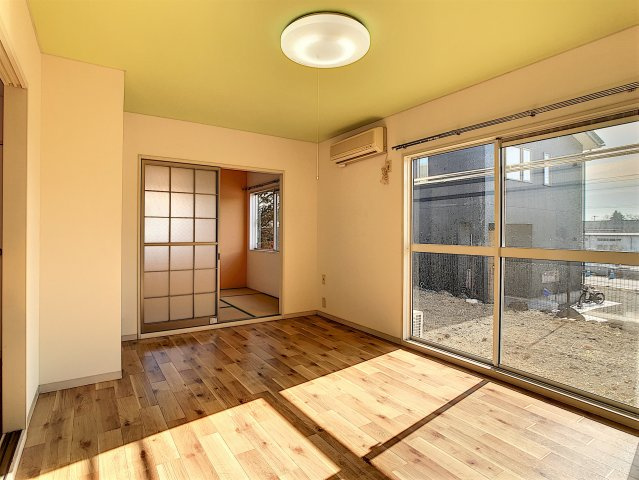 光の先に飛んでいきそうの洋室|明るく広々とした洋室です