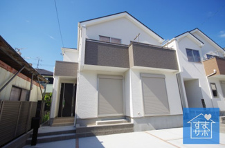 【外観】 | D号棟　現地（2019年4月）撮影
堂々完成しました！即入居可能♪
土地面積125.29m2（37.90坪）。
駐車並列3台可能。