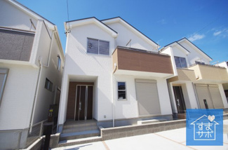 【外観】 | E号棟　現地（2019年4月）撮影
堂々完成しました！即入居可能♪
土地面積118.54m2（35.85坪）。
駐車並列3台可能。