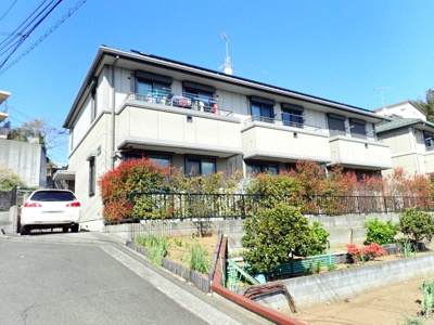 【外観】 | サンヒルズA | 閑静な住宅地にあるテラスハウスです♪東横線「綱島」駅にアクセス可能な最寄りバス停徒歩1分！雨の日の通勤やお出かけもバス利用でスムーズです☆