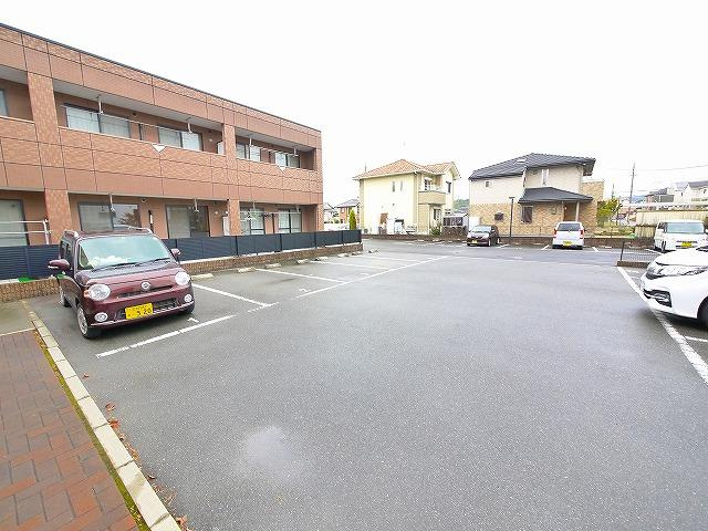 シャインヒルズⅢの駐車場