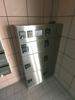 【エントランス】 | 共用エントランスには宅配BOXがあるので荷物の受け取りもスムーズに♪再配達を依頼する手間が省けます！