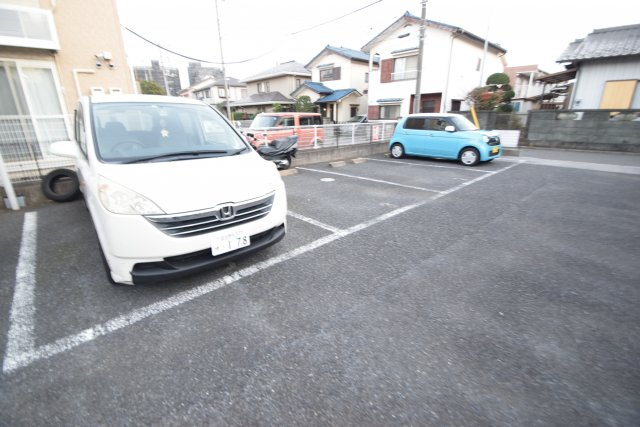 サンハイムの駐車場|駐車場があるので、車を買う予定の方も安心です