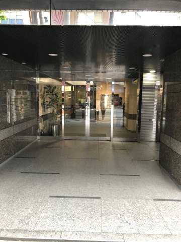 新宿御苑ビルのエントランス