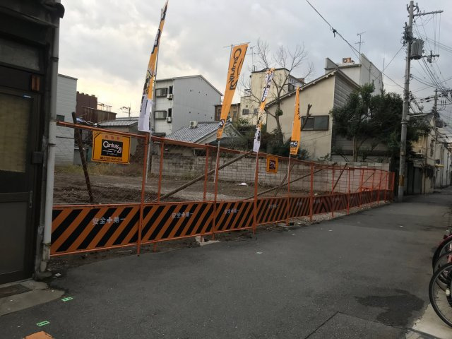 ケーズグランデ　花園南の前面道路含む現地写真|前の道も広く、お車の駐車も安心の広さがあります。
建築条件なしの土地のみでの販売となりますので、お好きなハウスメーカーで建築いただけます。