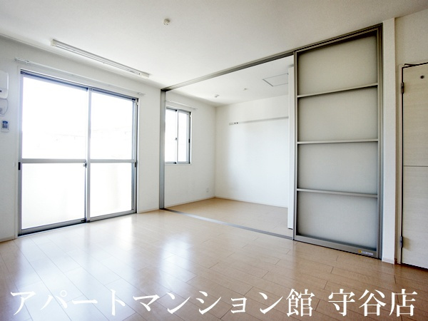 レセンテ紫峰ヶ丘Cの居間・リビング|反転です