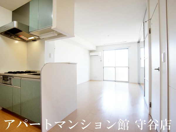 レセンテ紫峰ヶ丘Cの居間・リビング|反転です