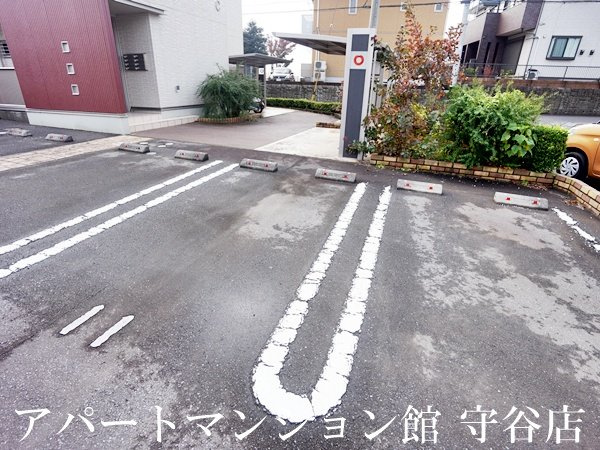レセンテ紫峰ヶ丘Cの駐車場