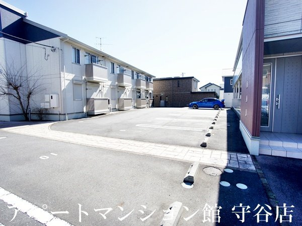 レセンテ紫峰ヶ丘Cの駐車場